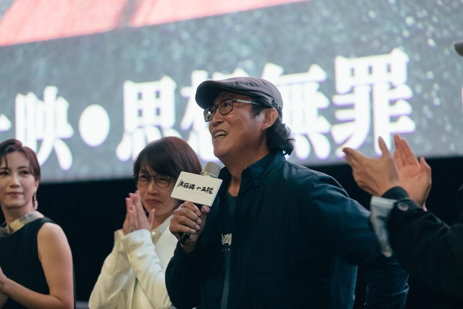 前立委姚文智離開政壇改拍電影,以前是求大家投票給他,現在是希望大家進戲院看電影。(牽猴子)