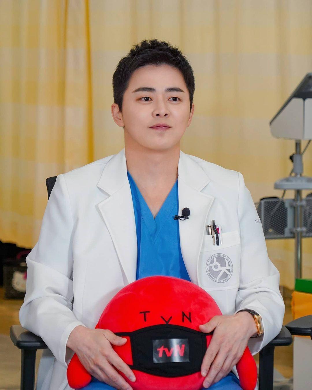 曹政奭以《機智醫生生活》再創高人氣，他與歌手Gummy的神仙愛情也時常被讚賞。（翻攝jament official IG）