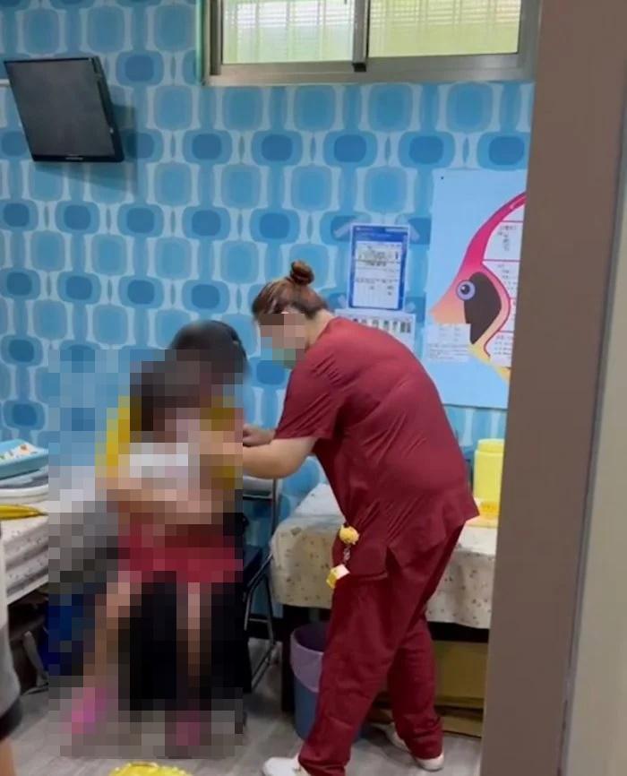 離職員工踢爆,該診所位於新竹市巨城附近,某飯店對面、某女中隔壁有一間裝潢以海洋世界為主題的兒科。(翻攝自Dcard)