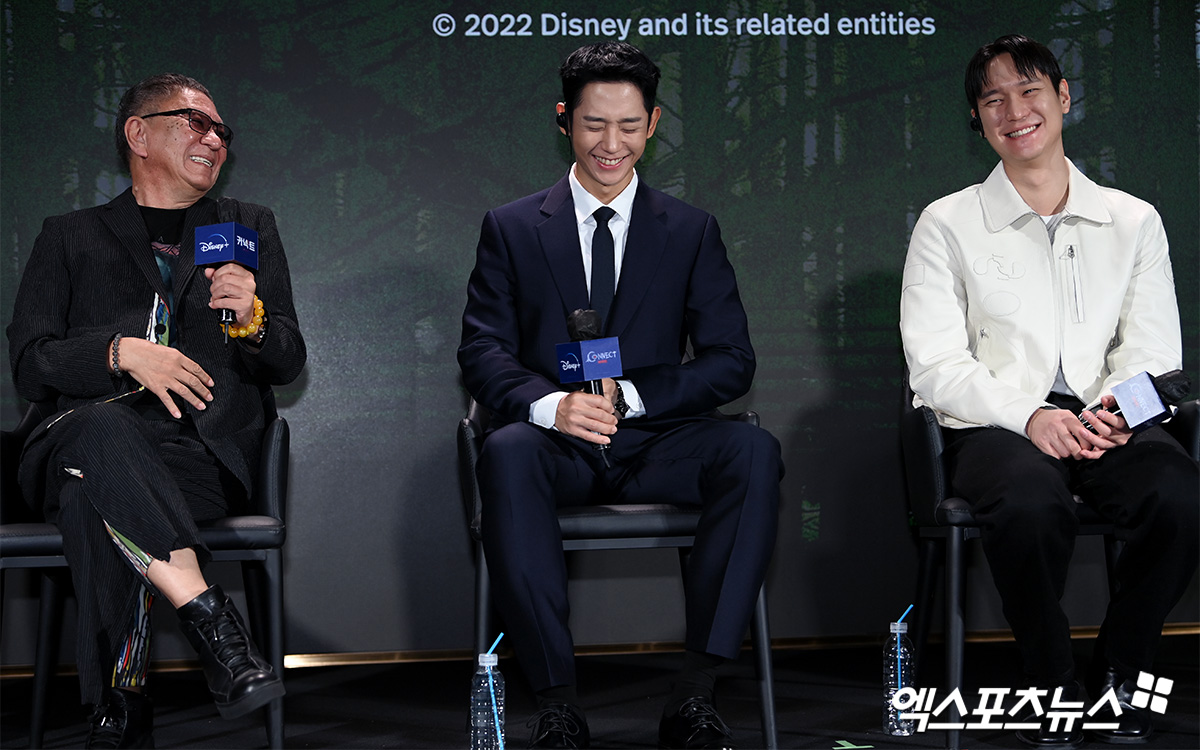 日本導演三池崇史(左)帶著新作《異瞳》與男主角丁海寅(中)、高庚杓一起出席記者會。(翻攝自xportsnews)