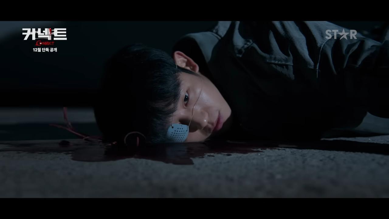 丁海寅在劇中飾演眼球被奪走的謎樣男子,為找回眼球並阻止連環殺手展開追擊。(翻攝自預告)