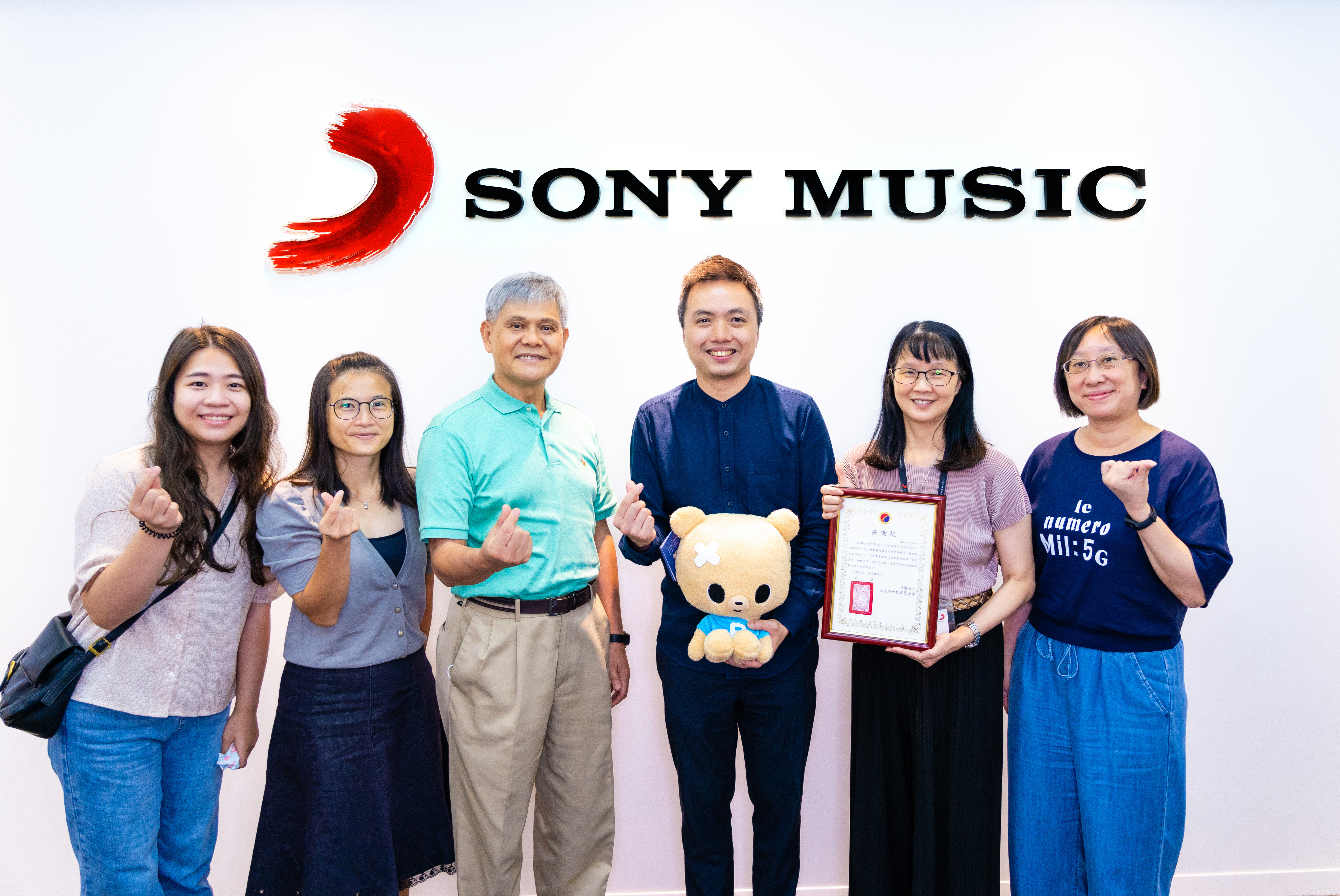 現代婦女基金會專員黃佩瑜(左至右)、執行祕書暨公益行銷主任吳姿瑩、董事兼執行長范國勇、台灣索尼音樂總經理符國文、財務暨營運管理總經理張美玲及行政管理副總監廖鴻雯,共同宣布合作計畫。(索尼提供)