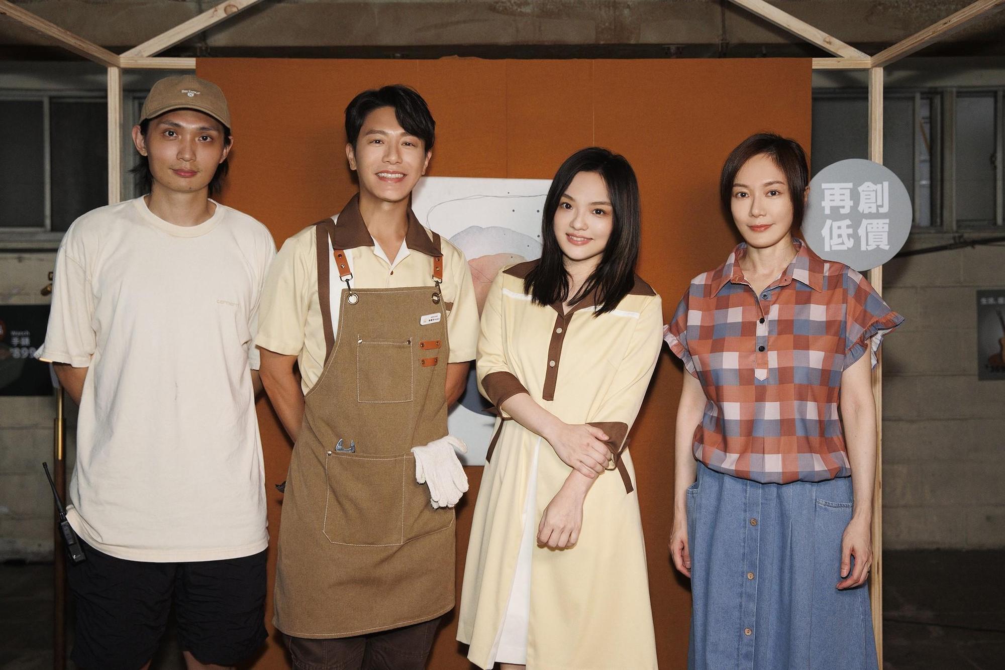 金馬金曲北影加持,讓〈不得不〉成為鍍金曲,圖左至右為導演殷振豪、韋禮安、徐佳瑩和尹馨。(索尼提供)