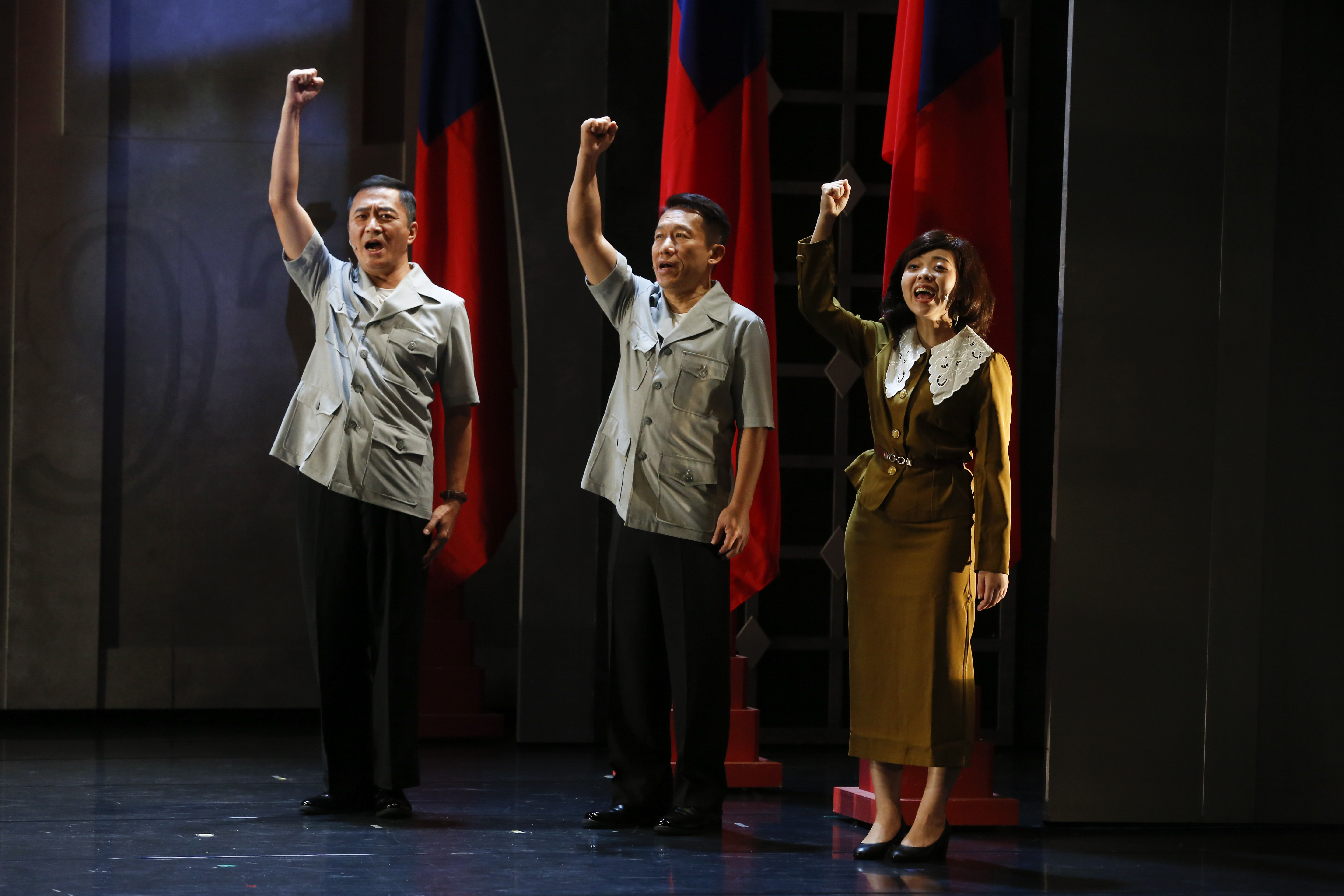 湯志偉（左起）、郭子乾、龍龍一起在《仁愛路六號》演出。