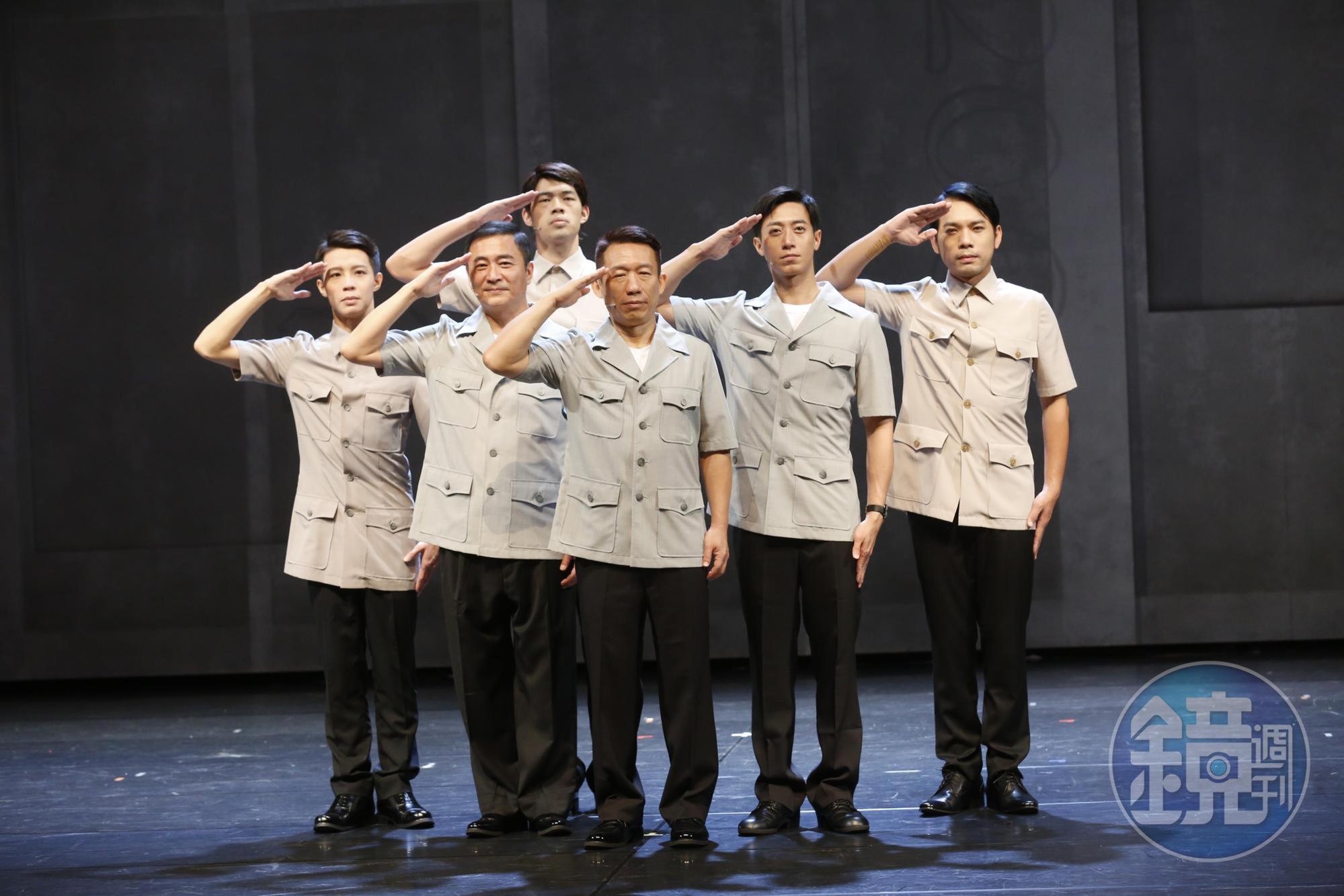 陳大天(最後方)扮演的是在國父紀念館演出的羅大佑。