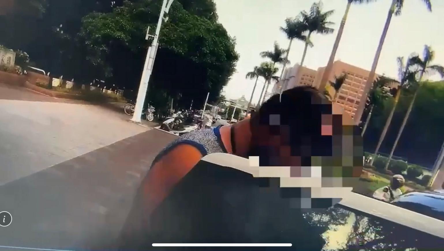 警方在國圖內找到李男，隨即將他帶回警局偵辦。（翻攝畫面）