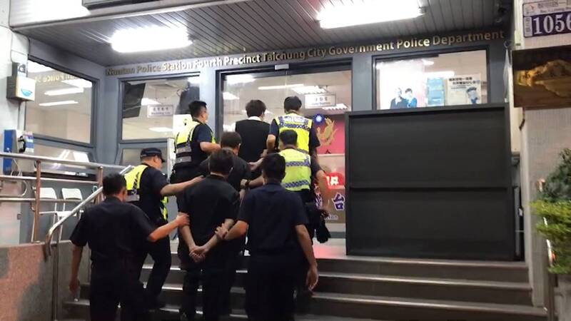 警方昨晚逮捕廖男等4嫌，訊後依恐嚇、毀損移送法辦。（警方提供）
