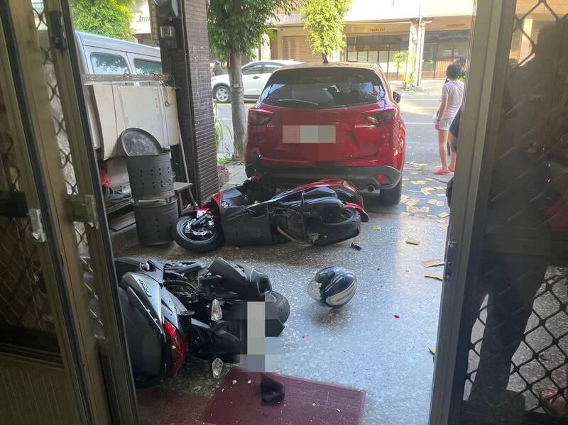 廖男強行仲介賣屋遭拒,憤而糾眾砸毀對方車子,並撒冥紙洩憤。(警方提供)