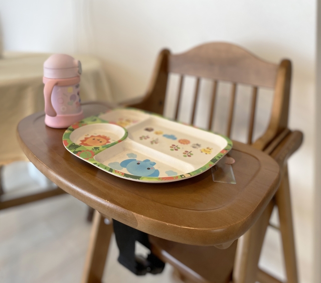 男童在兒童座椅上用餐時，座椅不慎傾倒，造成男童頭部重擊地面身亡。（示意圖，photo-ac）