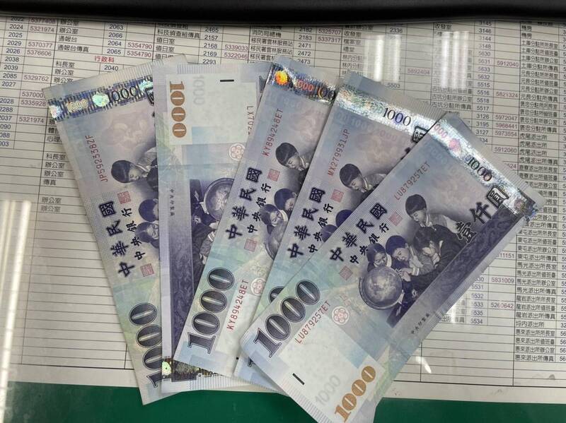 雲林地檢署查獲本次選舉第一起現金買票案，查扣現金與被告繳回之不法所得5000元。（讀者提供）