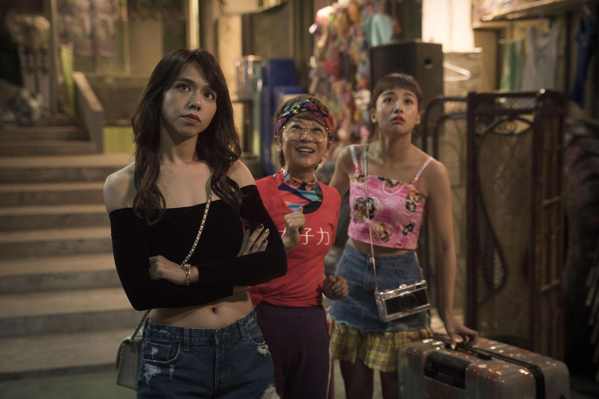 「過氣AV女優」夏于喬與吳映潔找不到工作，遇到曹蘭飾演的摔角俱樂部負責人，因而改行摔角。（滿滿額提供）