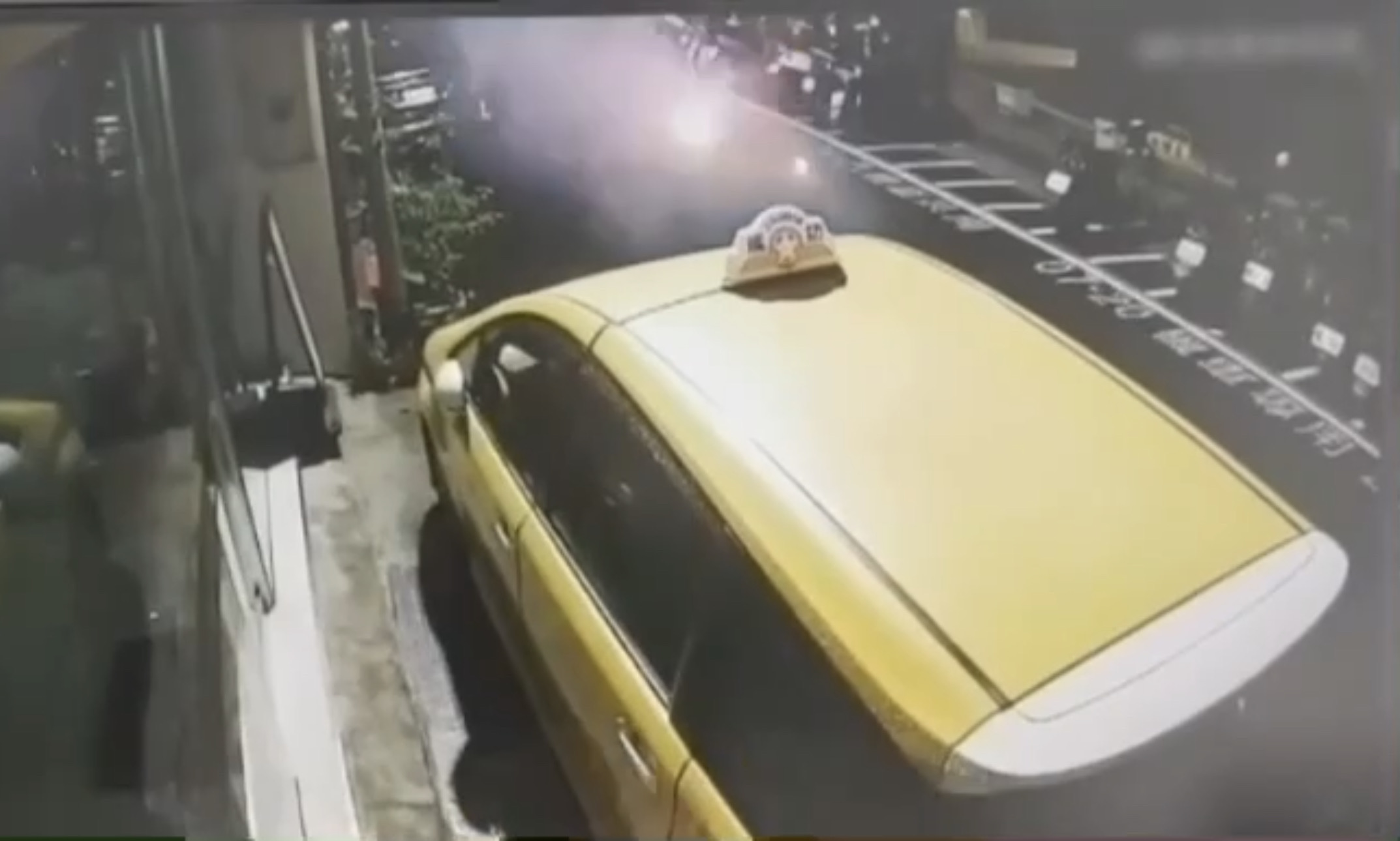 李男凌晨至張文潔住處外燃放鞭炮。（翻攝畫面）