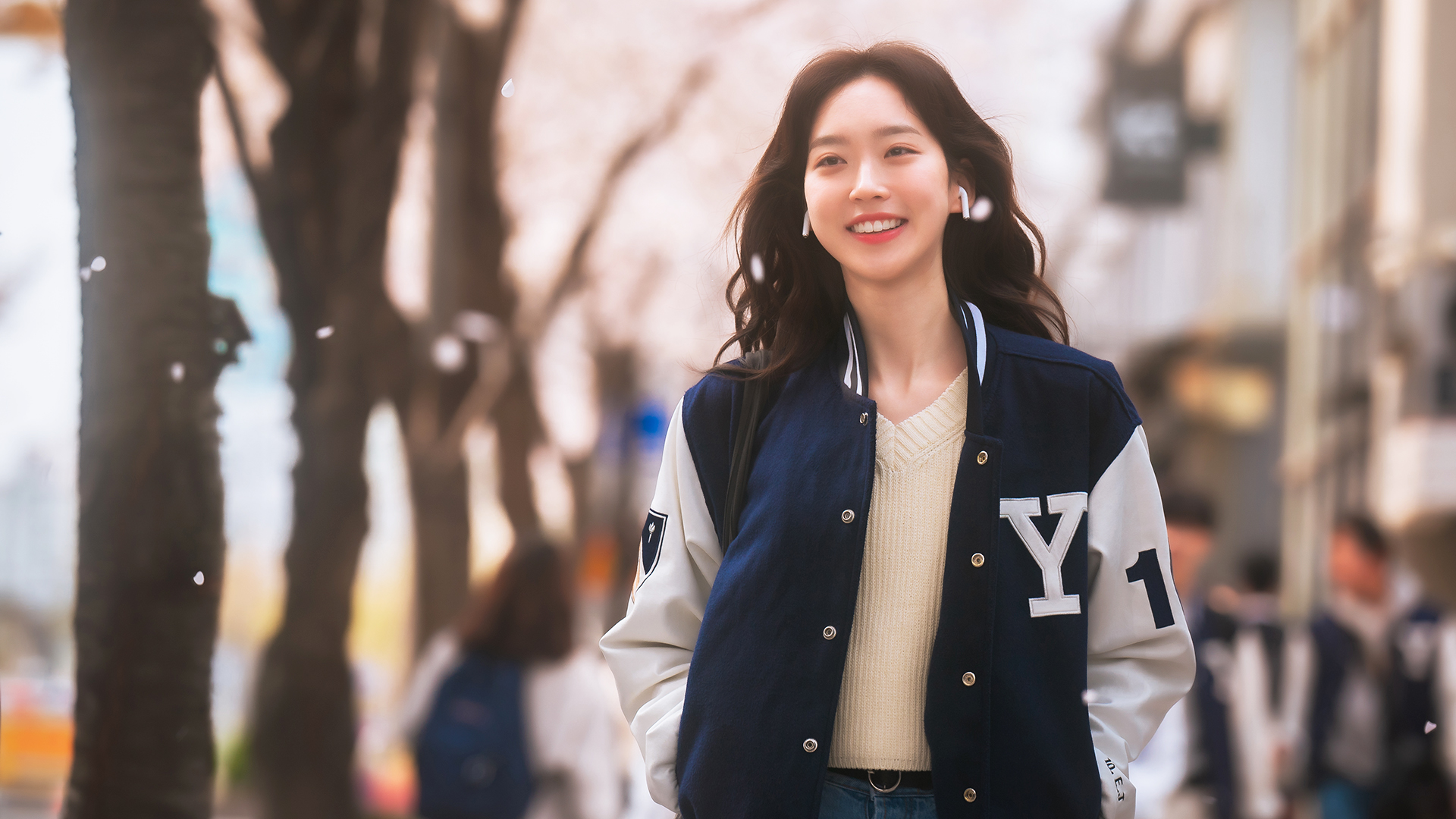 韓智賢在《青春應援 CHEER UP》變身活潑打工妹，這回不使壞啦。（龍華電視提供）