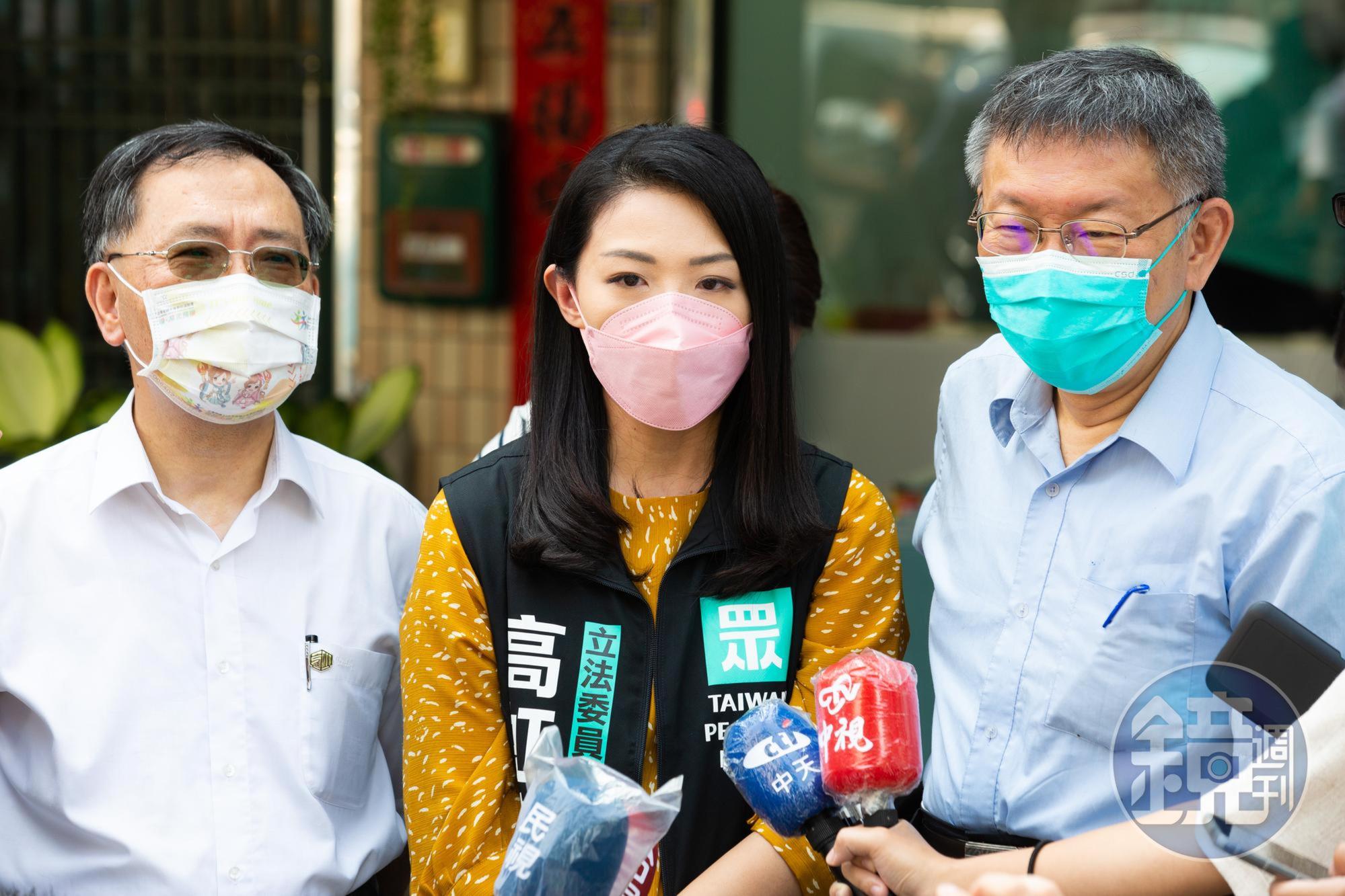 對於高虹安(中)論文爭議持續不減,柯文哲(右)怒批「當全國老百姓都沒有眼睛嗎?全黨動用國家機器打一人很明顯」。(本刊資料照)