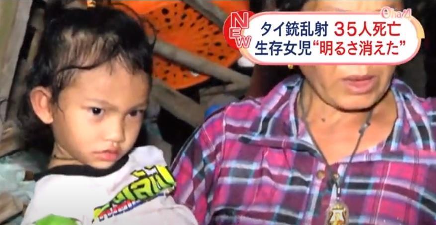 幼兒園僅1名女童毫髮無傷,但由於她目擊整起慘案,被祖母抱出來的時候,睜大雙眼,雙眼空洞無神。(翻攝影片)