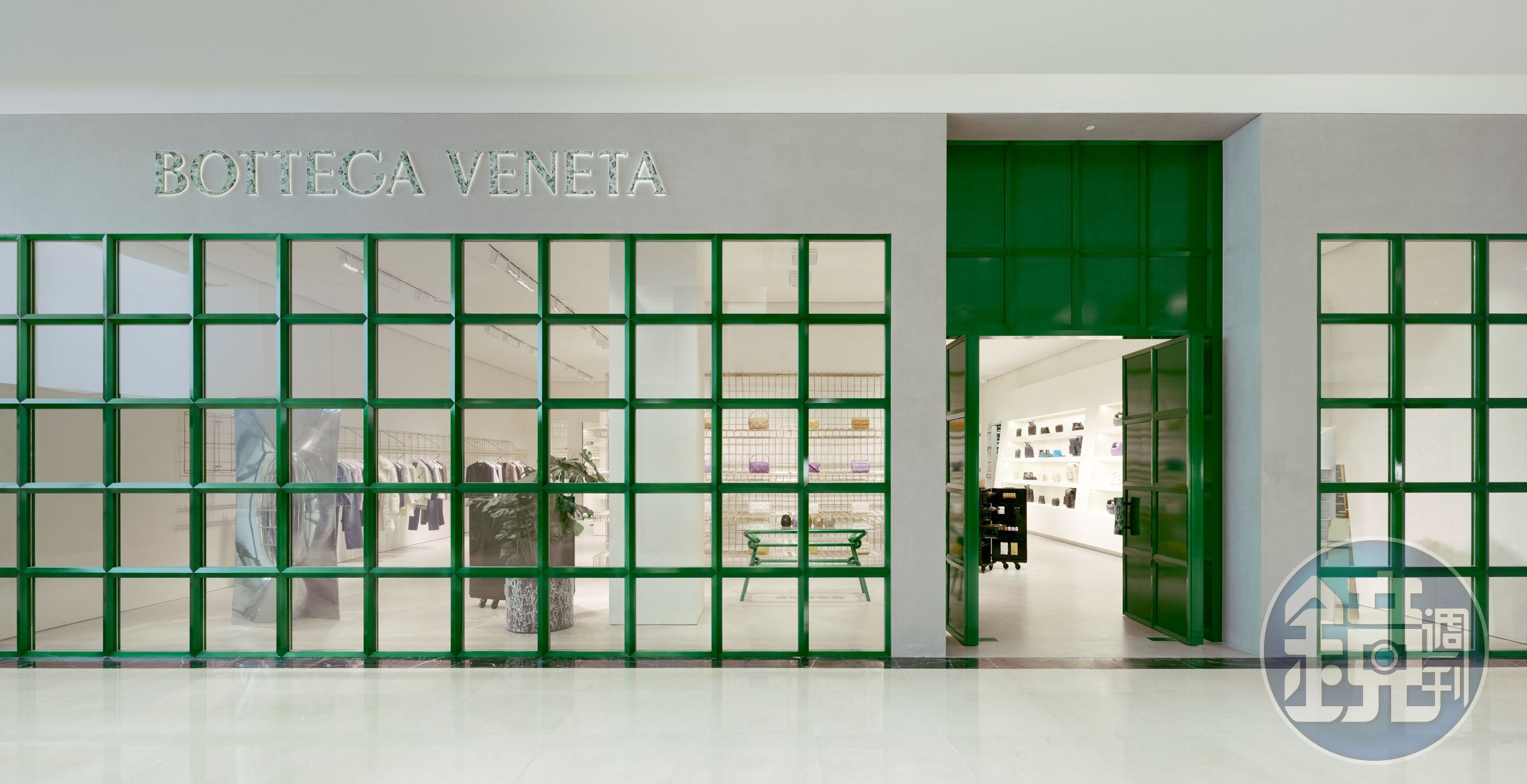 全新開幕的BOTTEGA VENATA高雄漢神巨蛋店，綠色的窗格的清爽風格，感受到品牌想傳遞的安靜的力量，也呼應了格紋與編織的元素。（BOTTEGA VENATA提供）