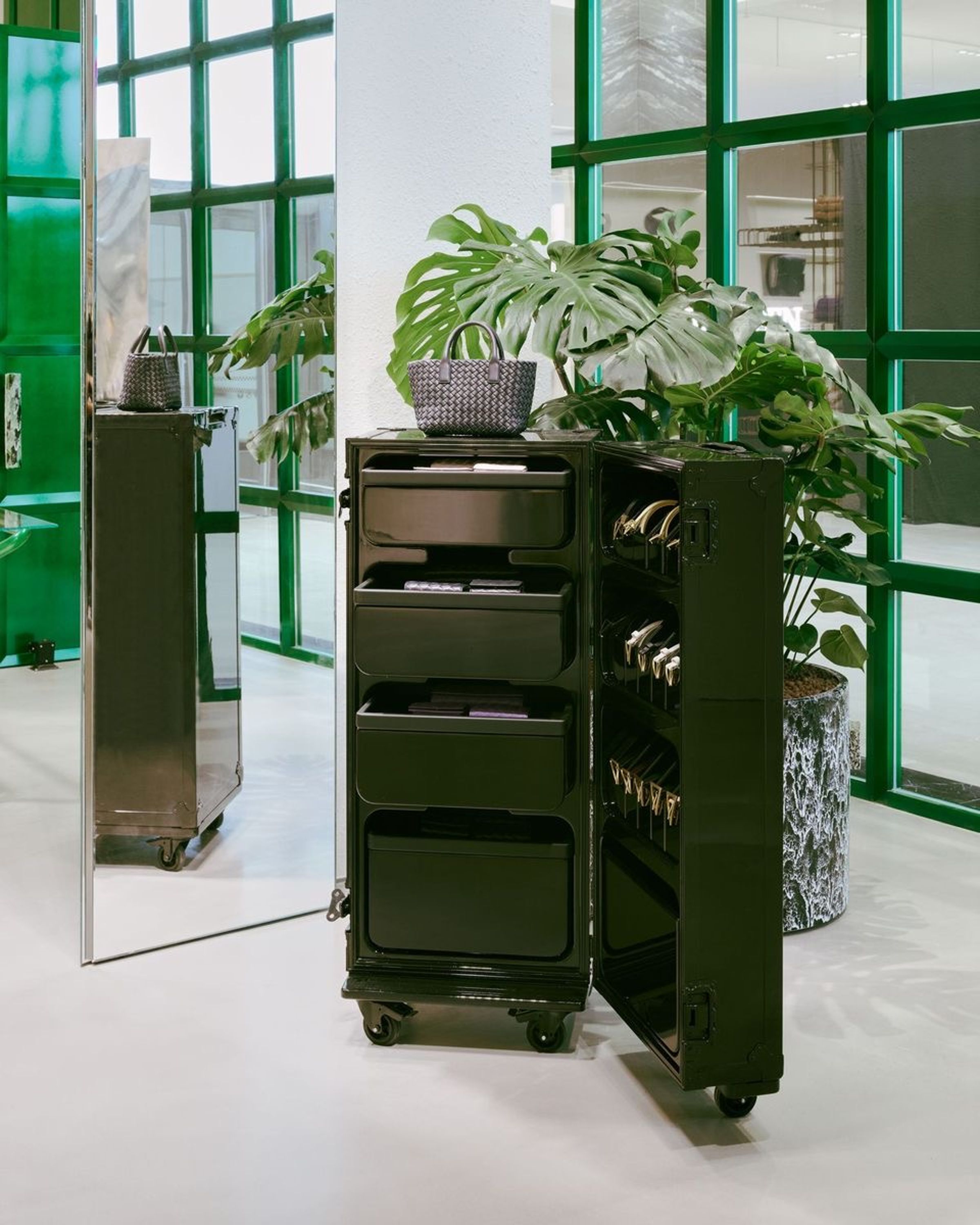 店內各式家具皆來自於米蘭總部。（BOTTEGA VENATA提供）