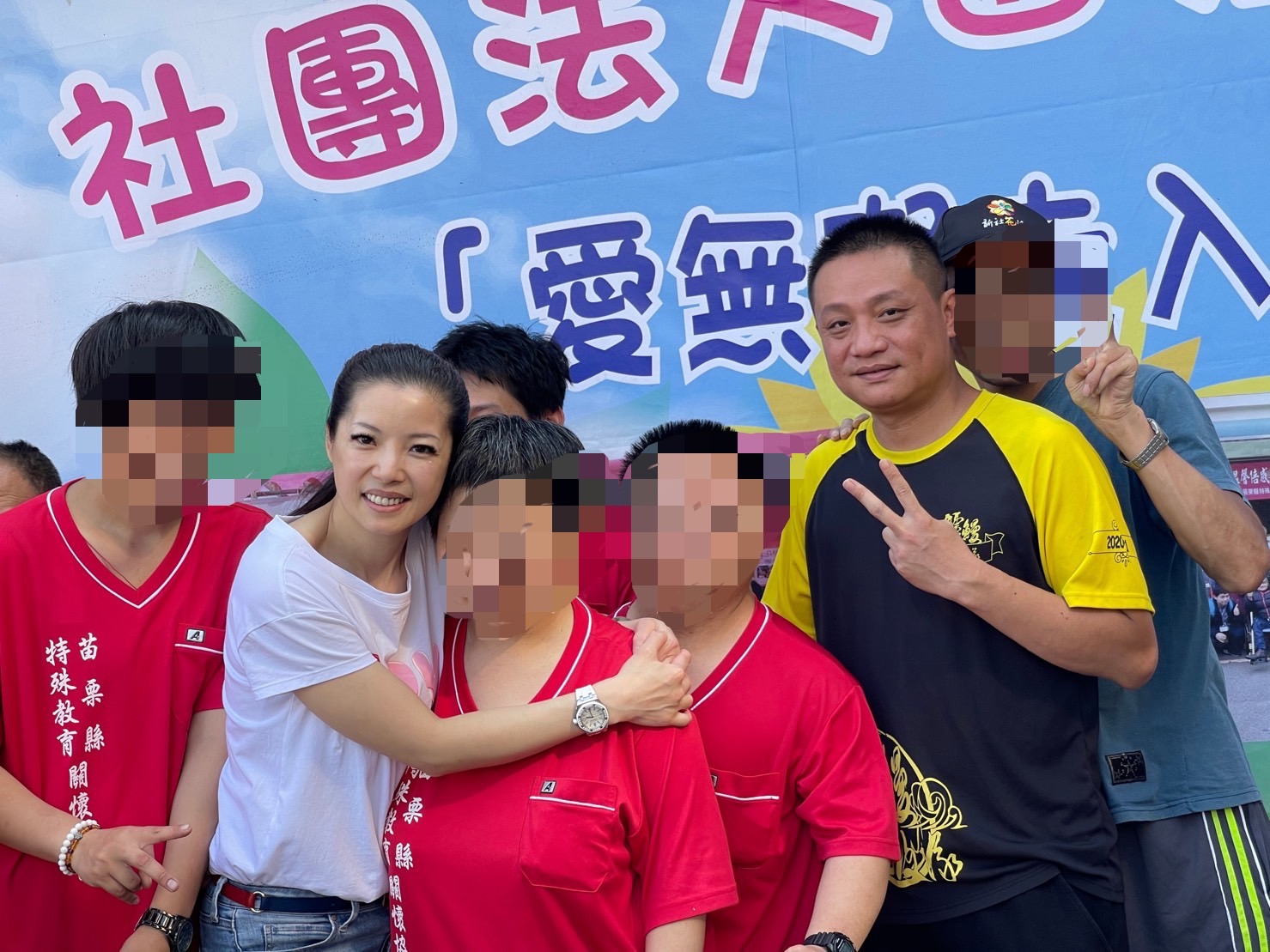 網紅黃明賜（右二）投身公益多年，時常關懷弱勢老人跟身心障礙孩童，至今已捐贈超過4千萬元。（黃明賜提供）