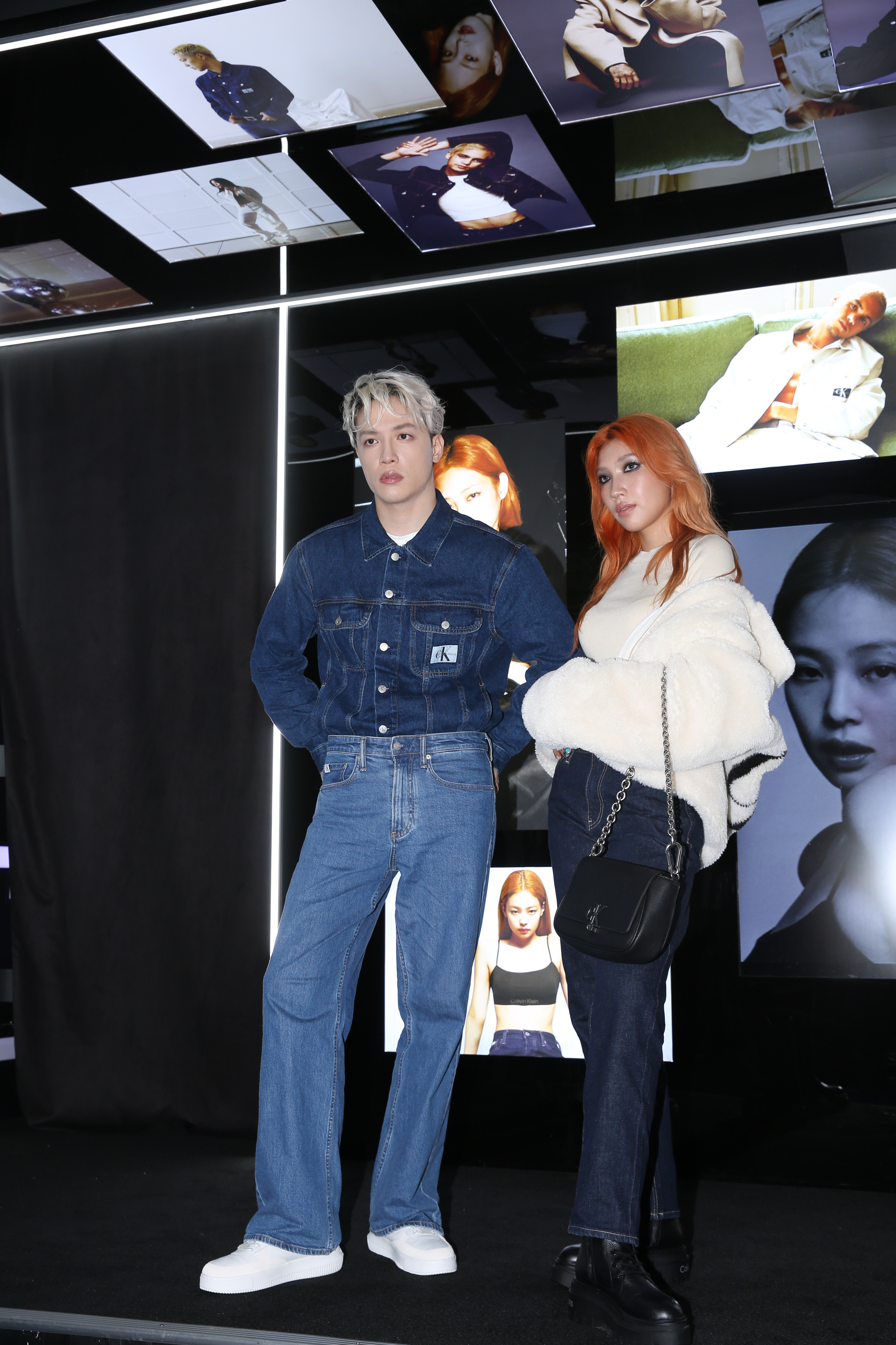 Karencici(右)、 J.Sheon(左)現身Calvin Klein丹寧快閃店的數位互動體驗區。
