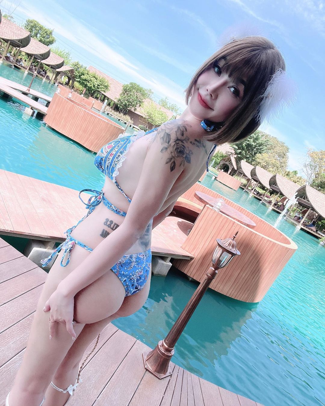 穿比基尼的張嘻嘻造訪泰國打卡名店，側身拍照大秀蜜桃臀。（翻攝IG@qoomom520000）
