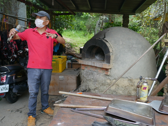 老闆劉朝維復育土地、種樹，重現兒時生活的森林大自然。