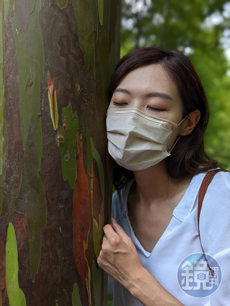 聽！樹幹裡居然有「呼吸的聲音」。