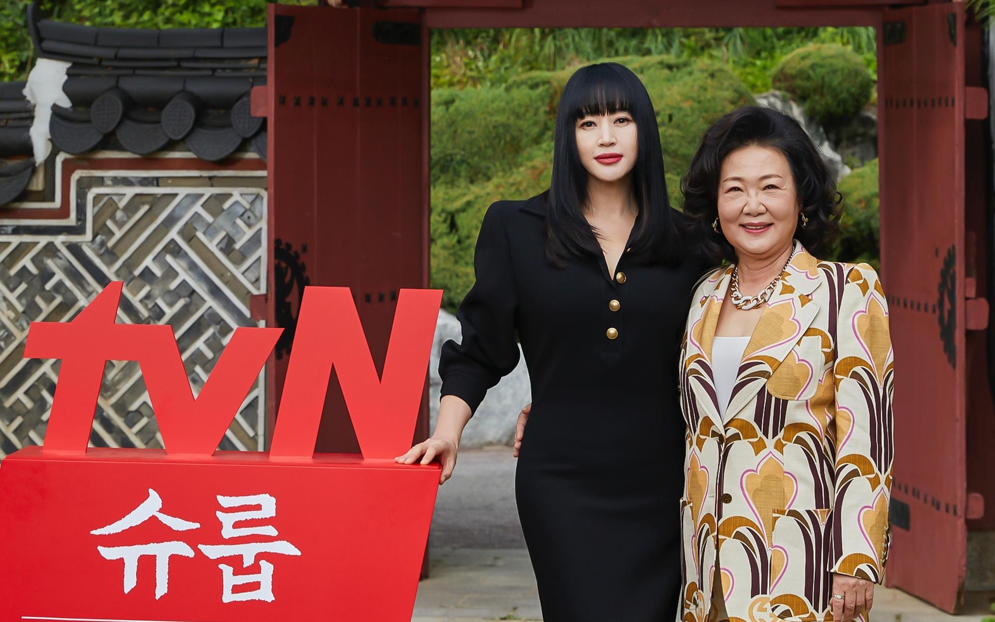 金憓秀(左)和金海淑相隔10年再度合作,在《王后傘下》將有精彩對手戲。(Netflix提供)