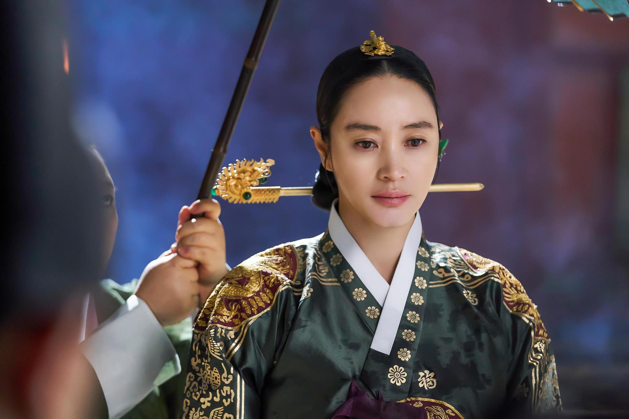 金憓秀出道36年作品眾多,卻很少拍古裝劇,《王后傘下》是她第5部古裝作。(Netflix提供)