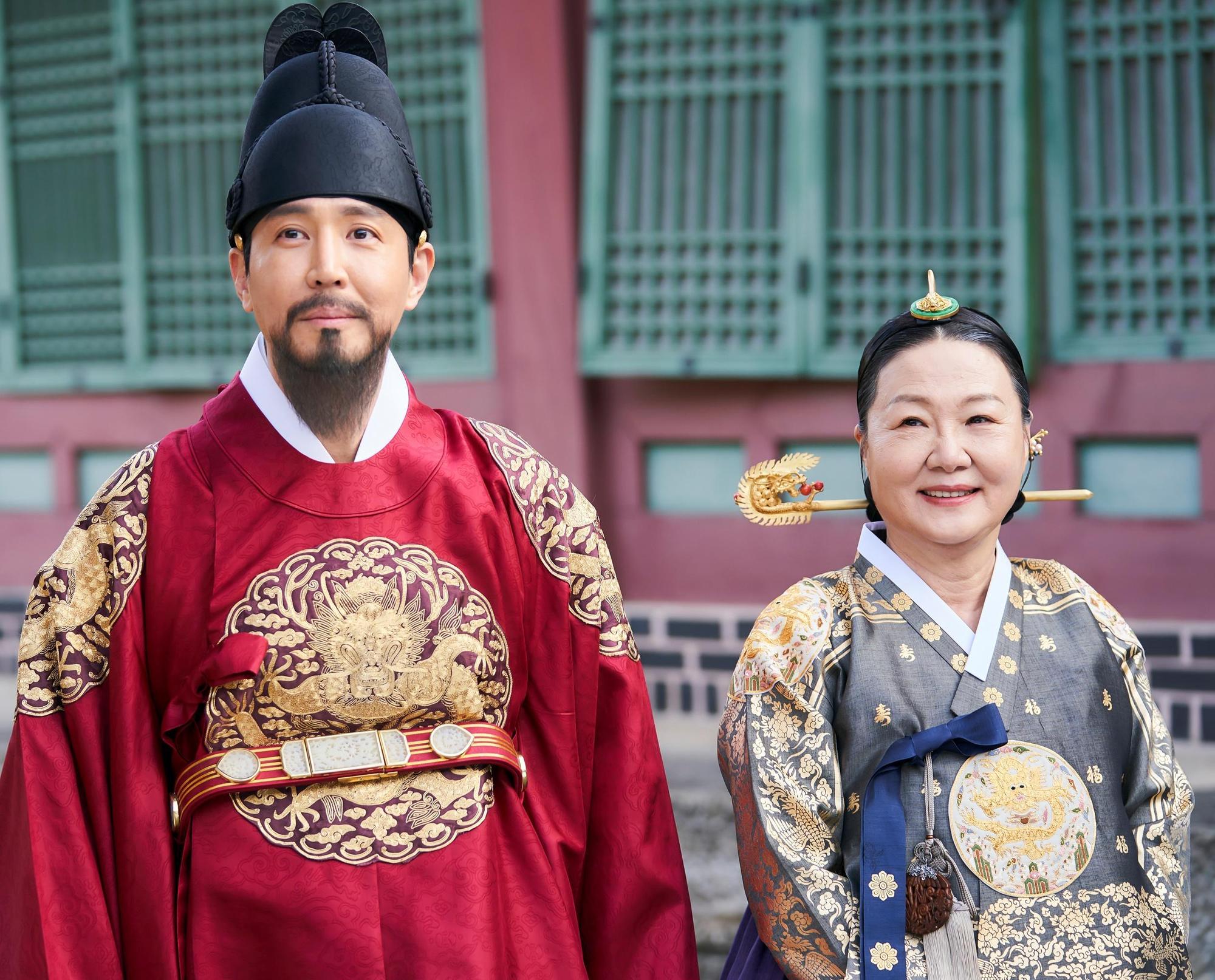 金海淑是把庶子出身的「李浩」扶上王位的大妃娘娘。(Netflix提供)