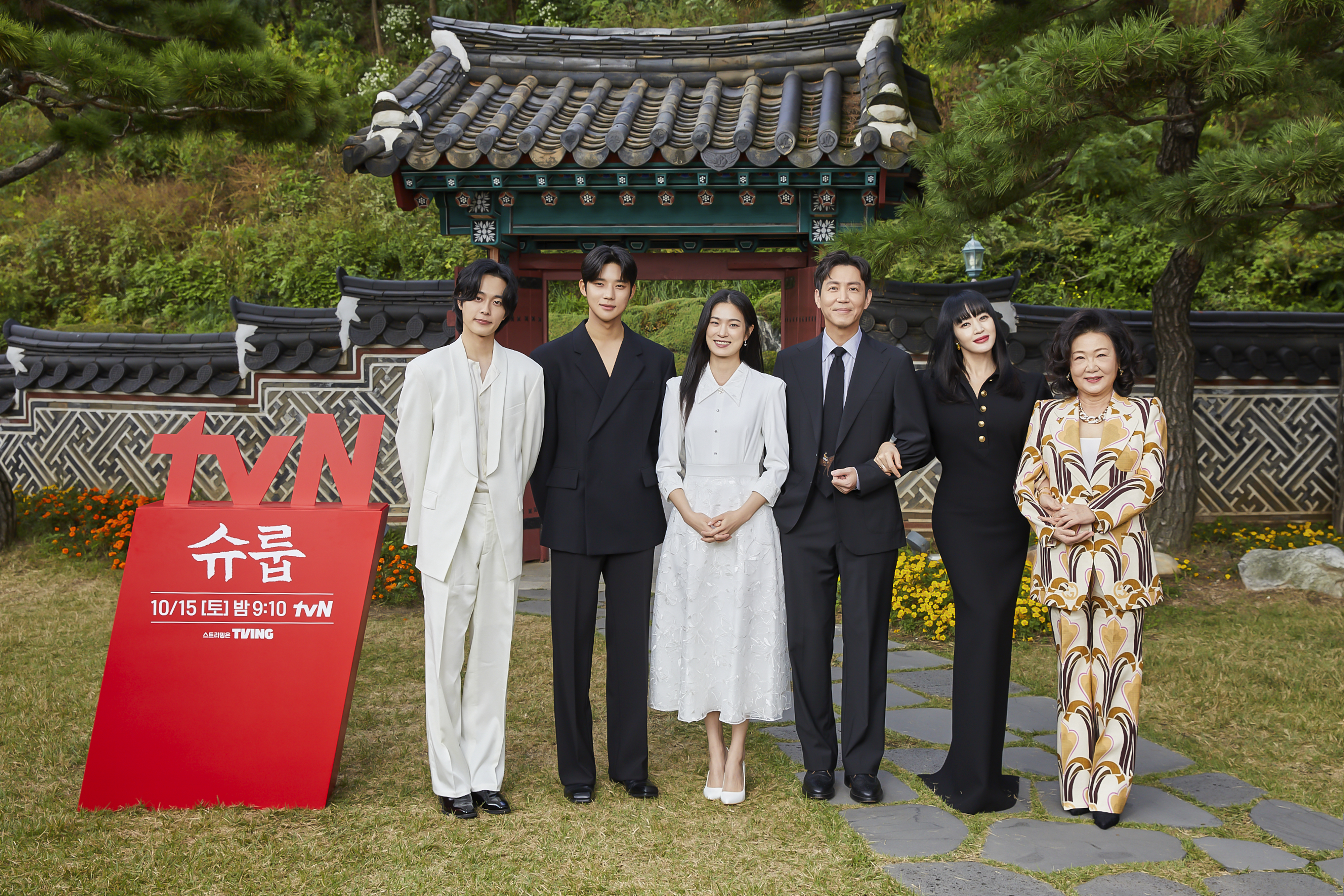 《王后傘下》的演員陣容都是觀眾熟悉的臉孔。（左至右柳善皓，文相敏，玉子娟，崔元榮，金憓秀，金海淑）（Netflix提供）