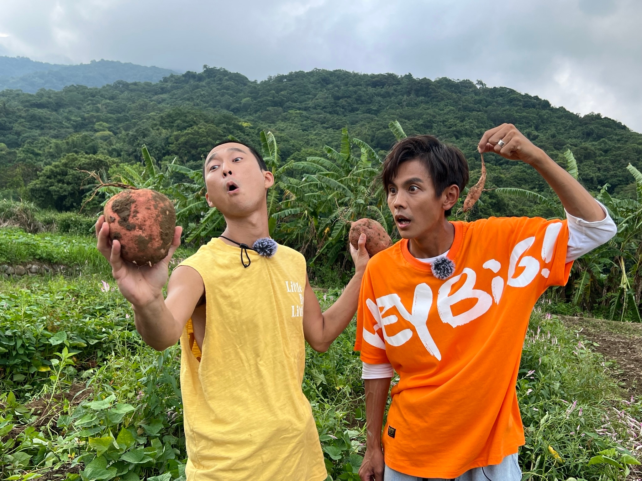 浩子、阿翔到北海岸出外景。（民視提供）