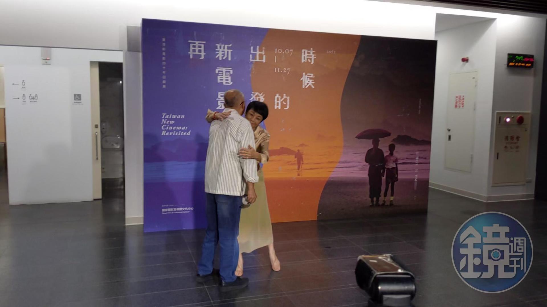一見到《最想念的季節》導演陳坤厚,張艾嘉馬上與對方來了個擁抱。