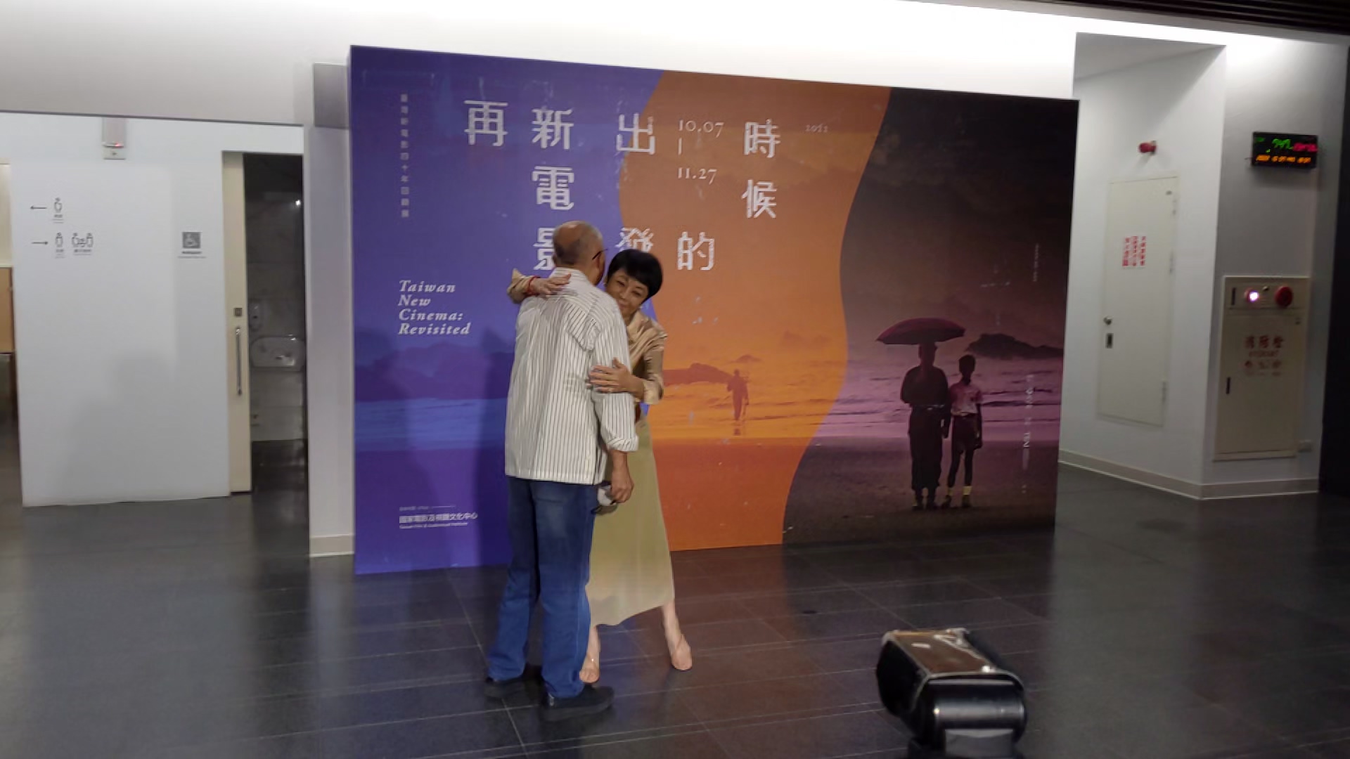 一見到《最想念的季節》導演陳坤厚，張艾嘉馬上與對方來了個擁抱。