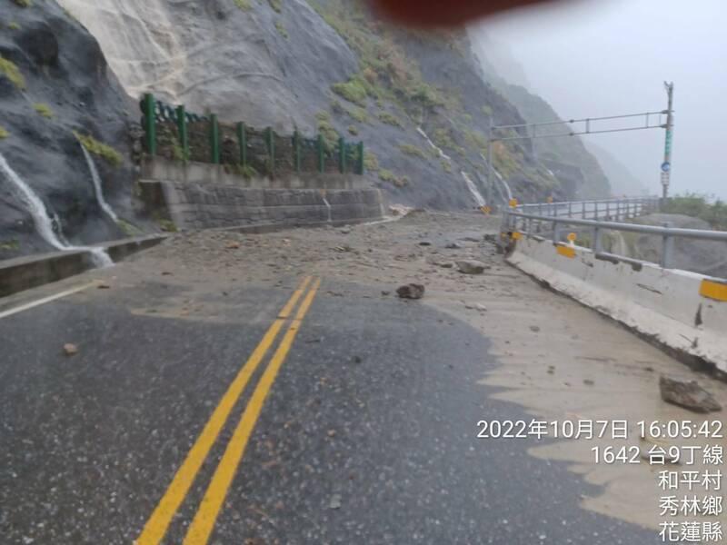 花蓮縣北區秀林鄉和平村因大雨，導致舊蘇花公路61公里處出現坍崩阻斷意外，目前已封閉道路。（公路總局第四區養護工程處提供）
