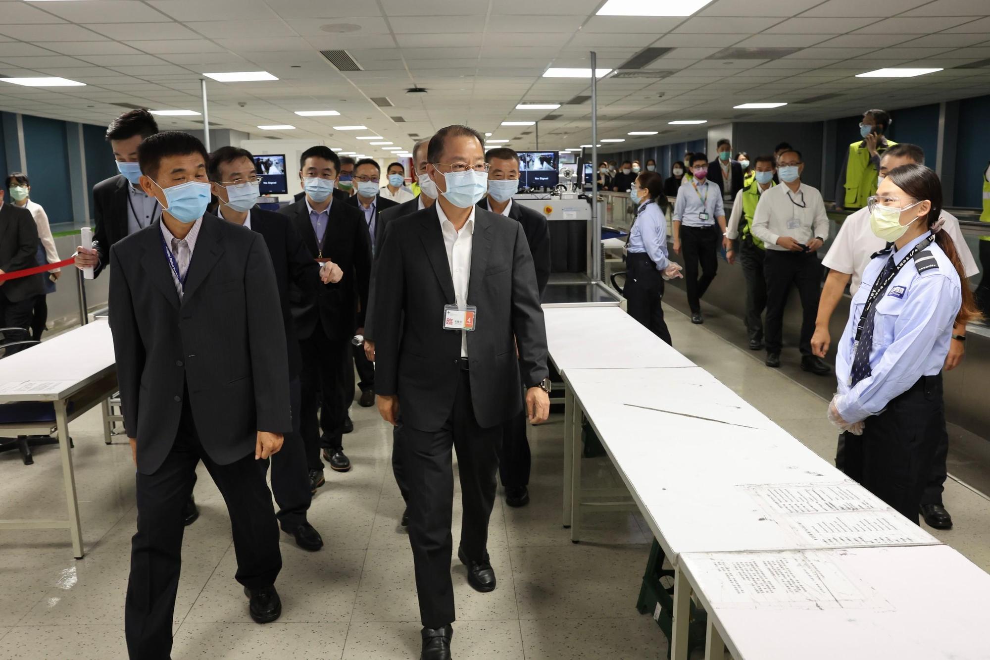 警政署長黃明昭視察機場,了解航警局對邊境鬆綁的準備工作。(警政署提供)