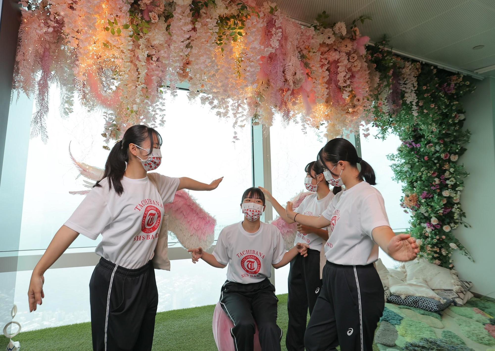 京都橘高師生們上到101觀景台，相當雀躍。（文總提供）