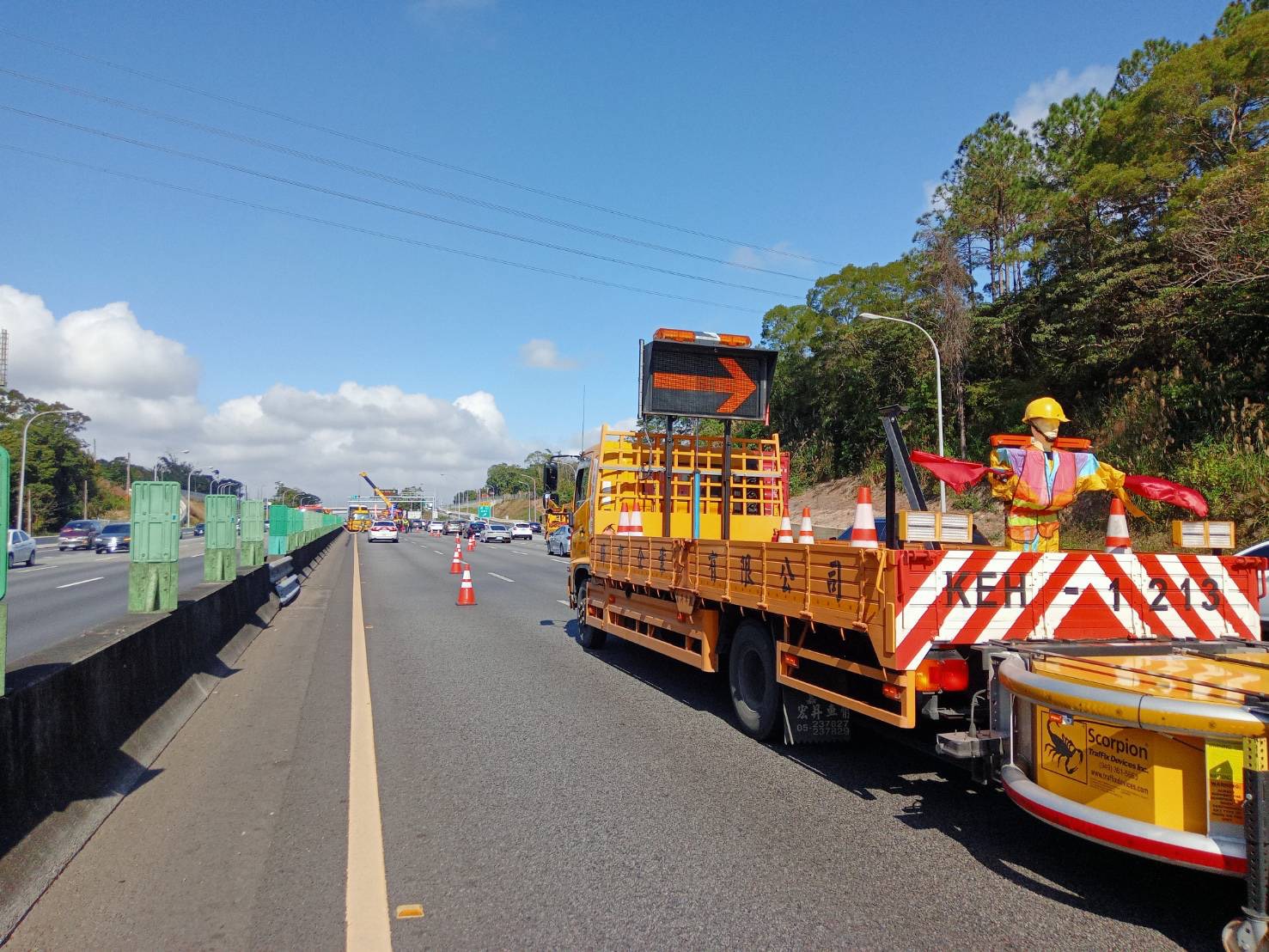 政府擴大租用緩撞車，避免員警執法受傷。（警政署提供）