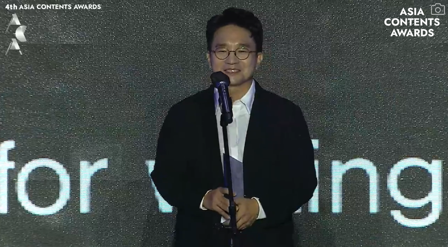 《非常律師禹英禑》劉仁植導演登台時一一唱名演員名字，直呼非常想念大家。（翻攝自直播畫面）