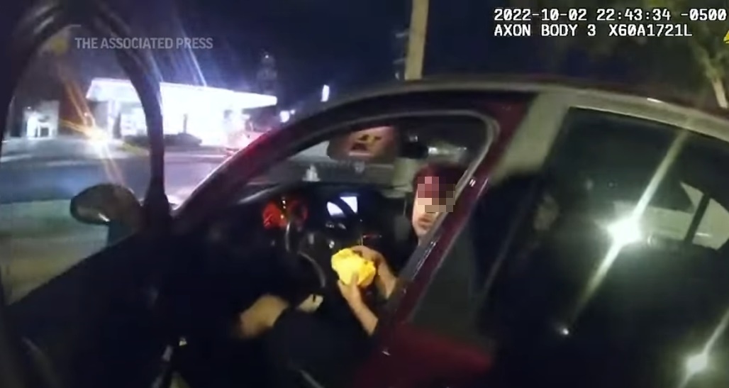 少年在停車場吃麥當勞，竟被警員誤認為通緝犯開槍，後來涉事員警遭到解雇。（翻攝自YouTube）