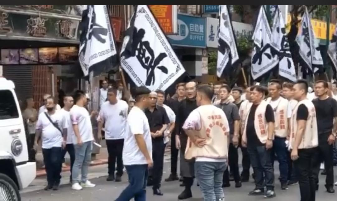 吳明達幫阿嬤辦大型告別式。(翻攝吳明達臉書)