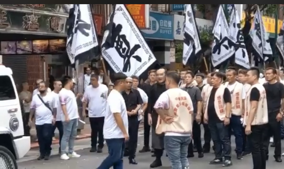 吳明達幫阿嬤辦大型告別式。（翻攝吳明達臉書）