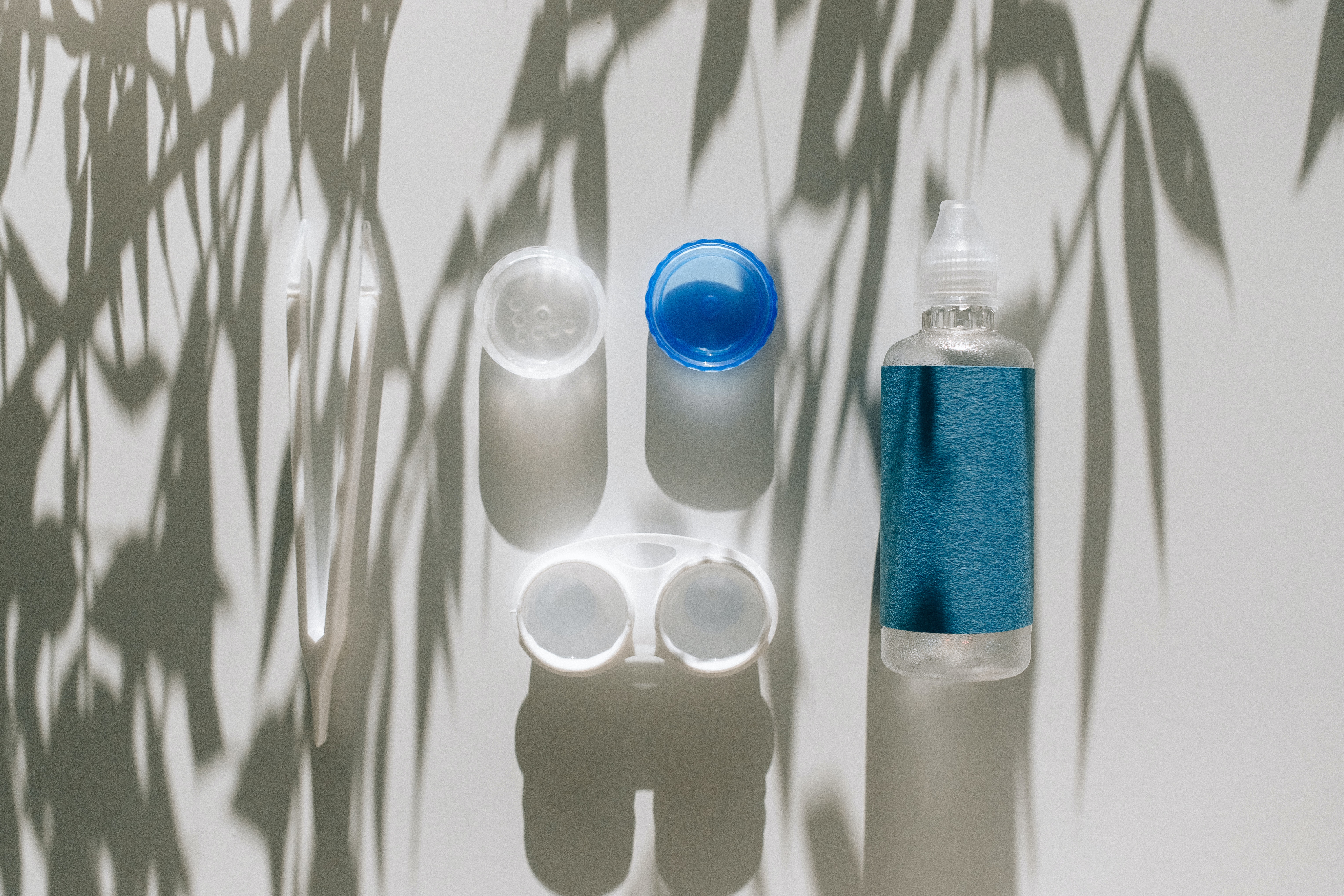 英國一名女子因洗澡未將隱形眼鏡拔除，導致某變形蟲逐漸侵蝕眼睛。（示意圖，翻攝自Pexels）