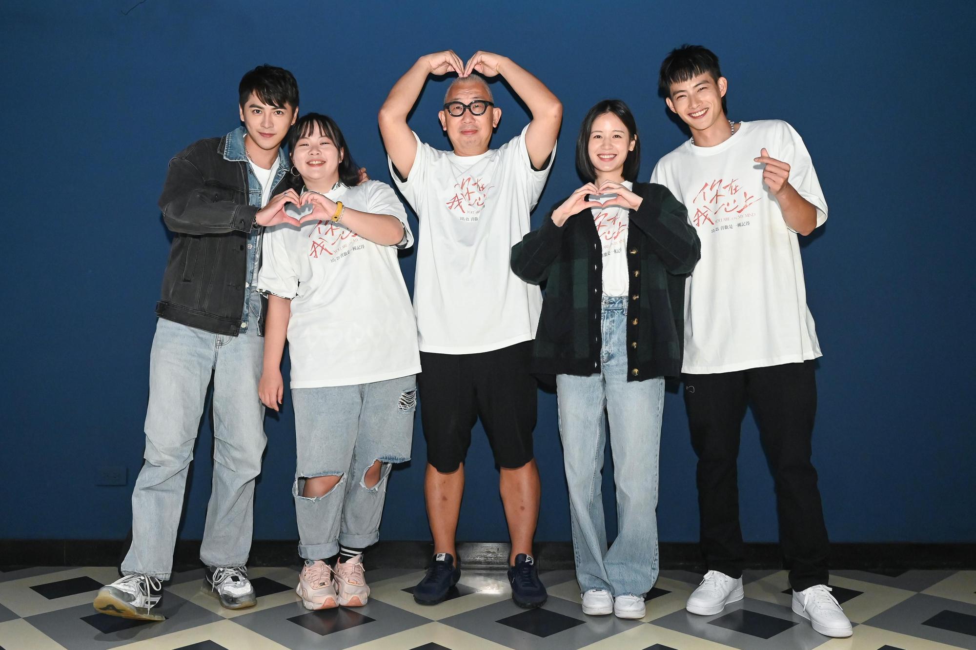 導演林錦和(中)率演員黃新皓(左起)、宮美樂、袁子芸、張庭瑚出席《你在我心上》學生特映場映後會活動。(甲上提供)