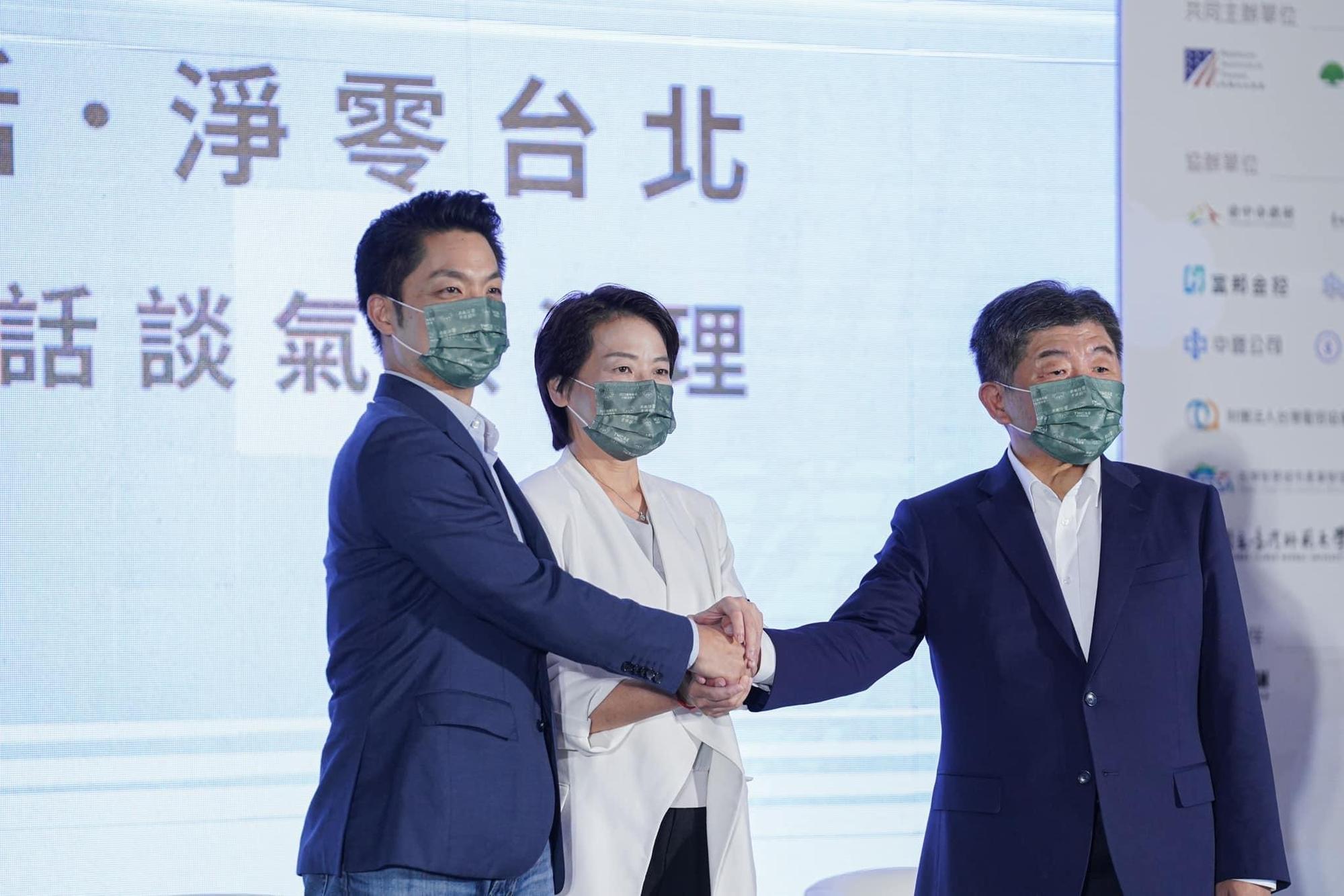 台北市長候選人蔣萬安（左）昨日提出深蹲20下換取免費公車的方案引發討論，對手黃珊珊（中）與陳時中（右）也提出質疑。（翻攝自蔣萬安臉書）