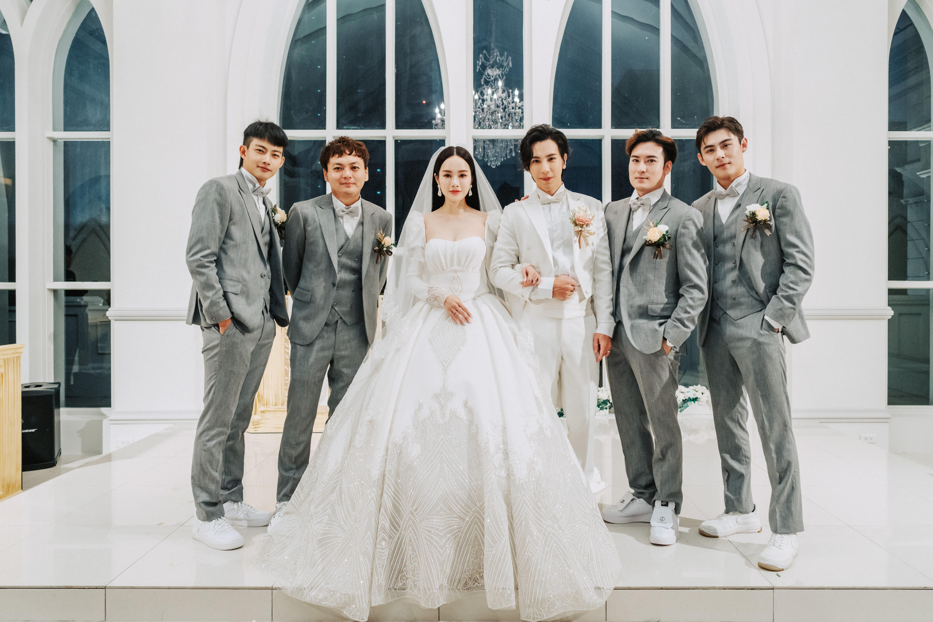 張庭瑚（左起）、沈建宏出席夏曼娣與洪聆翔婚禮，右2為辛誌諭右1為陳奕。（達騰娛樂提供）