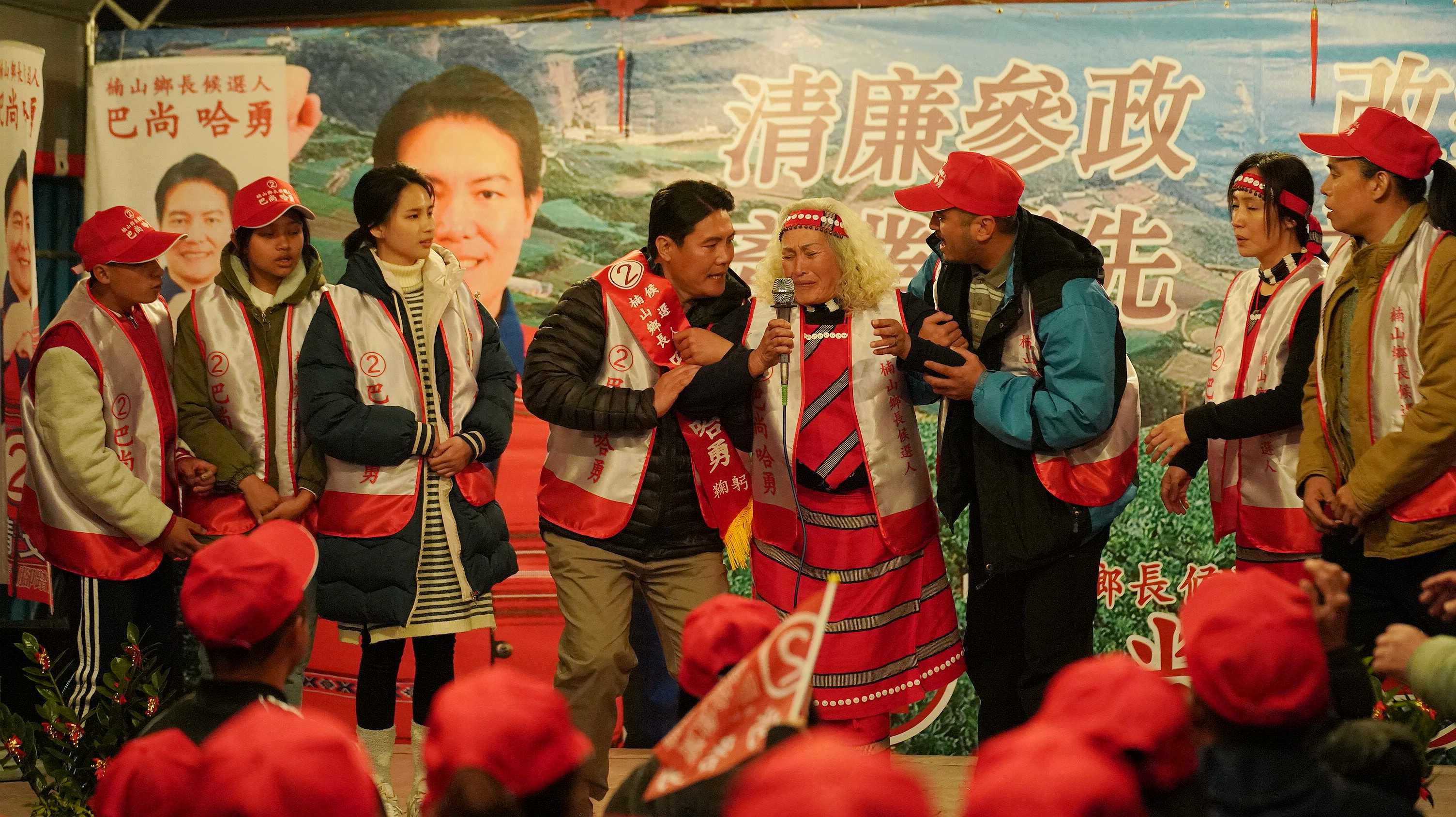 「阿嬤」林詹珍妹片中為兒子參加鄉長選舉，請求村民支持不惜下跪。（海鵬）