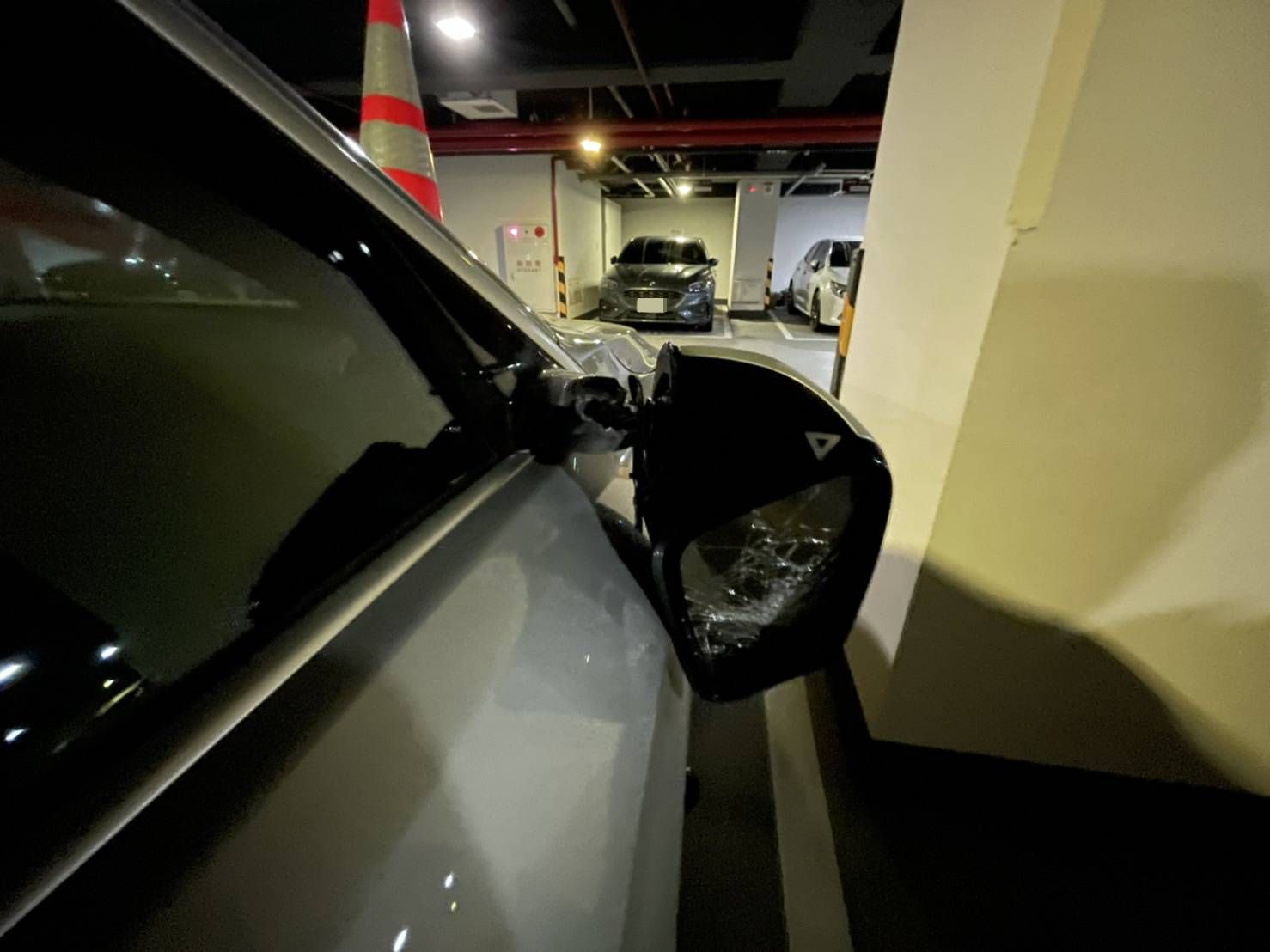 受害車主車輛被毀損。(翻攝畫面)