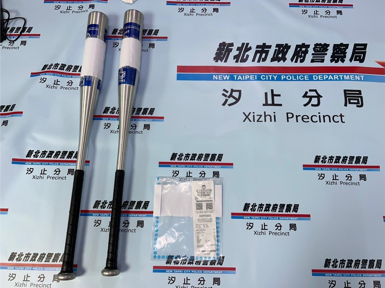 警方查扣球棒證物。（翻攝畫面）