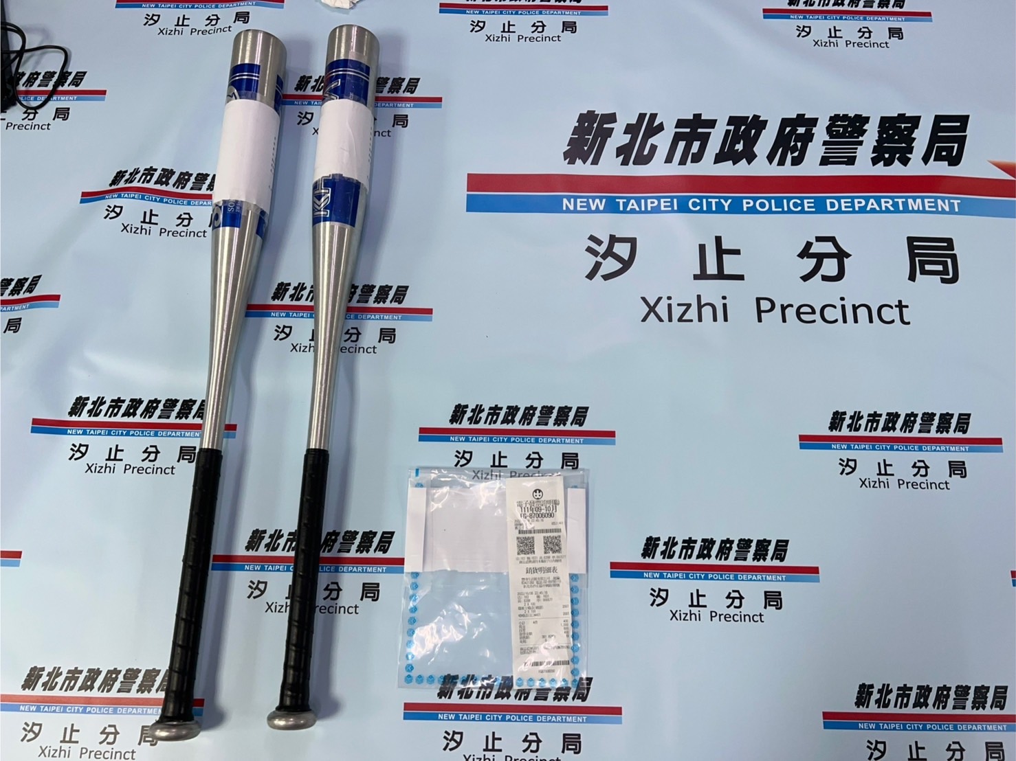 警方查扣球棒證物。(翻攝畫面)