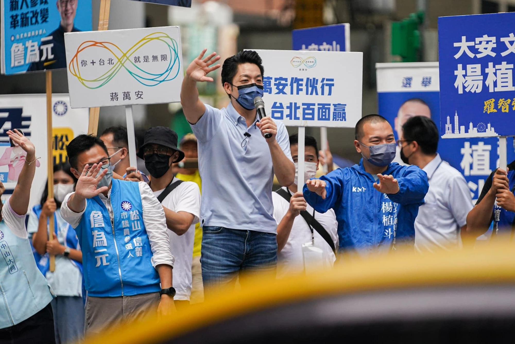 蔣萬安拋出「深蹲換公車免費搭」政策,管碧玲認為他犯下兩個失誤。(翻攝自蔣萬安臉書)